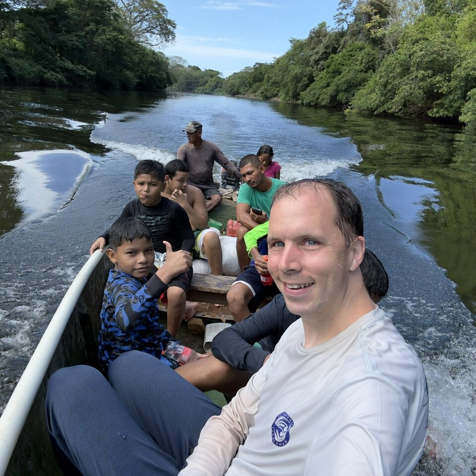 Cocinando con la familia en el río